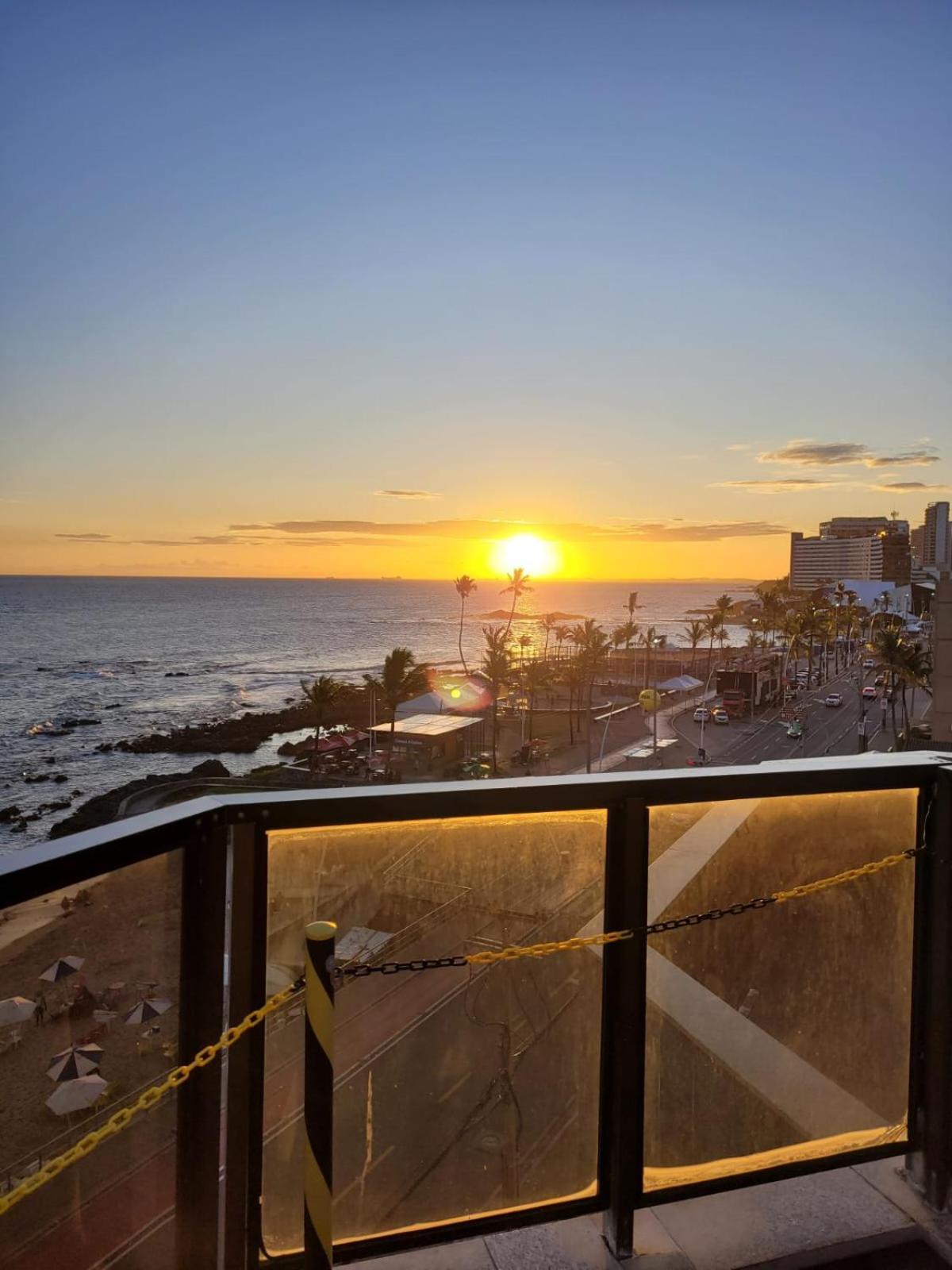 Appartamento Pequeno e Completo na Orla Salvador Esterno foto